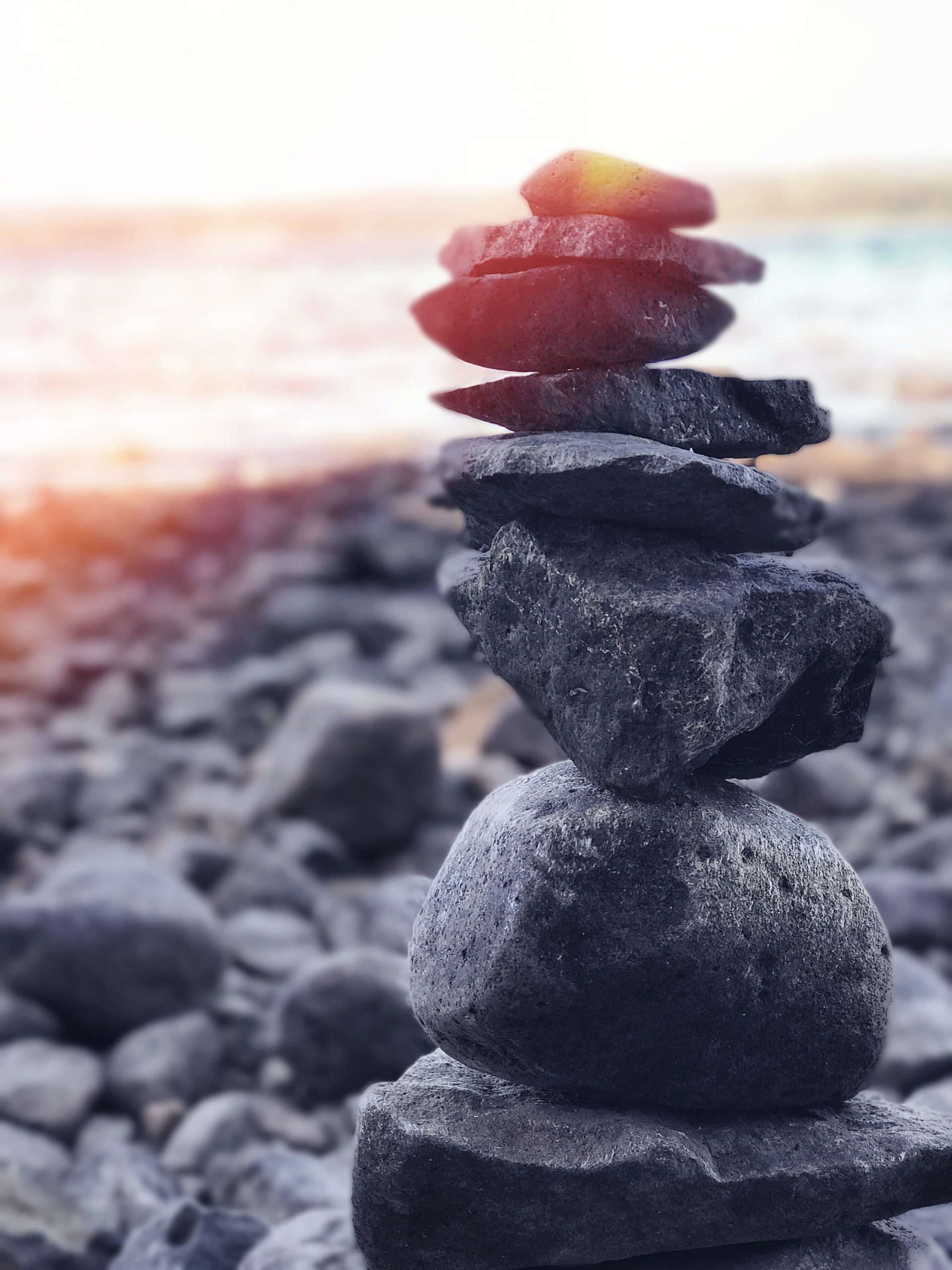 un Kern qui est un assemblage de pierres en équilibres au bors de l'eau lors du coucher de soleil